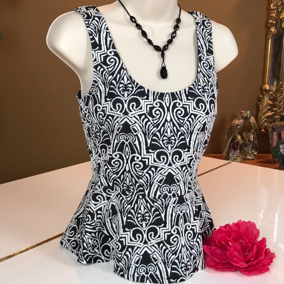 🎉HOST PICK!!🎉BEBE BLACK & WHITE TOP SIZE S/P🖤 - Picture 5 of 8